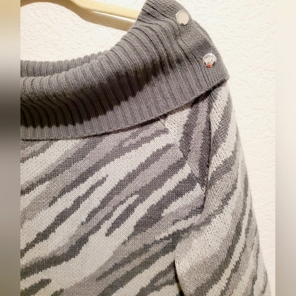 💚5/$25 89th & Madison Zebra Print Off the Shoulders Knit Sweater Size XL - Picture 3 of 6